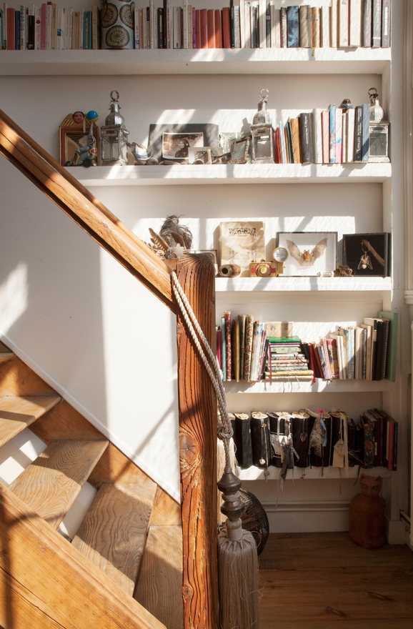 maya-interieur-parisien-appartement-atelier-artiste-parisienne-bibliotheque